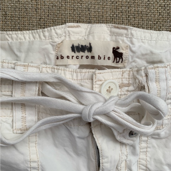 Abercrombie & Fitch Cargo Shorts Roll Hem Cream White Girls Size Medium - Picture 2 of 4